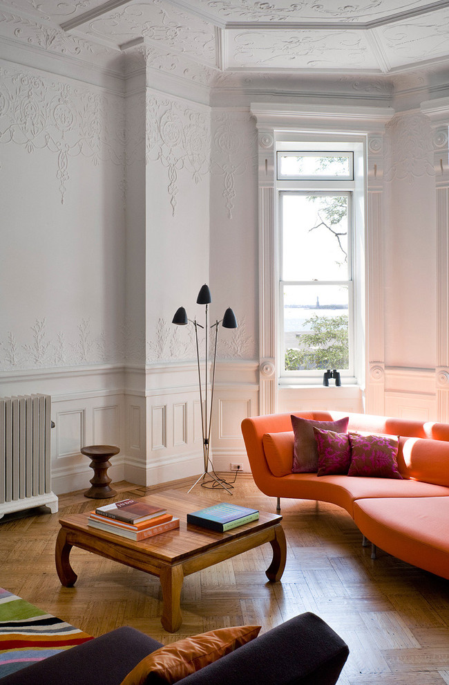 Идея дизайна: гостиная комната в стиле ретро с белыми стенами