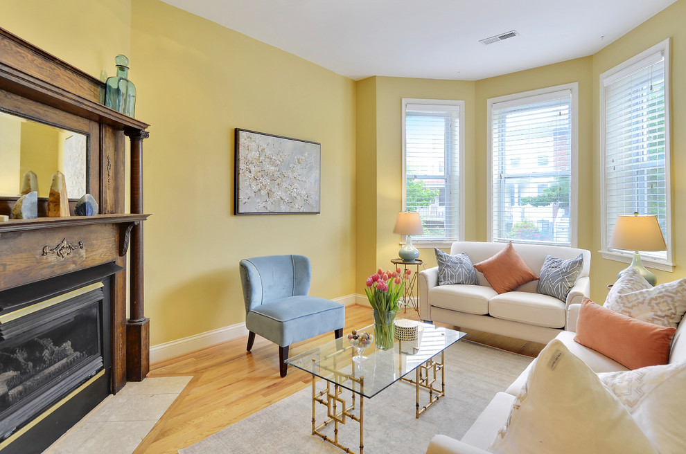 Идея дизайна: маленькая гостиная комната в классическом стиле с желтыми стенами, угловым камином, фасадом камина из дерева и паркетным полом среднего тона для на участке и в саду