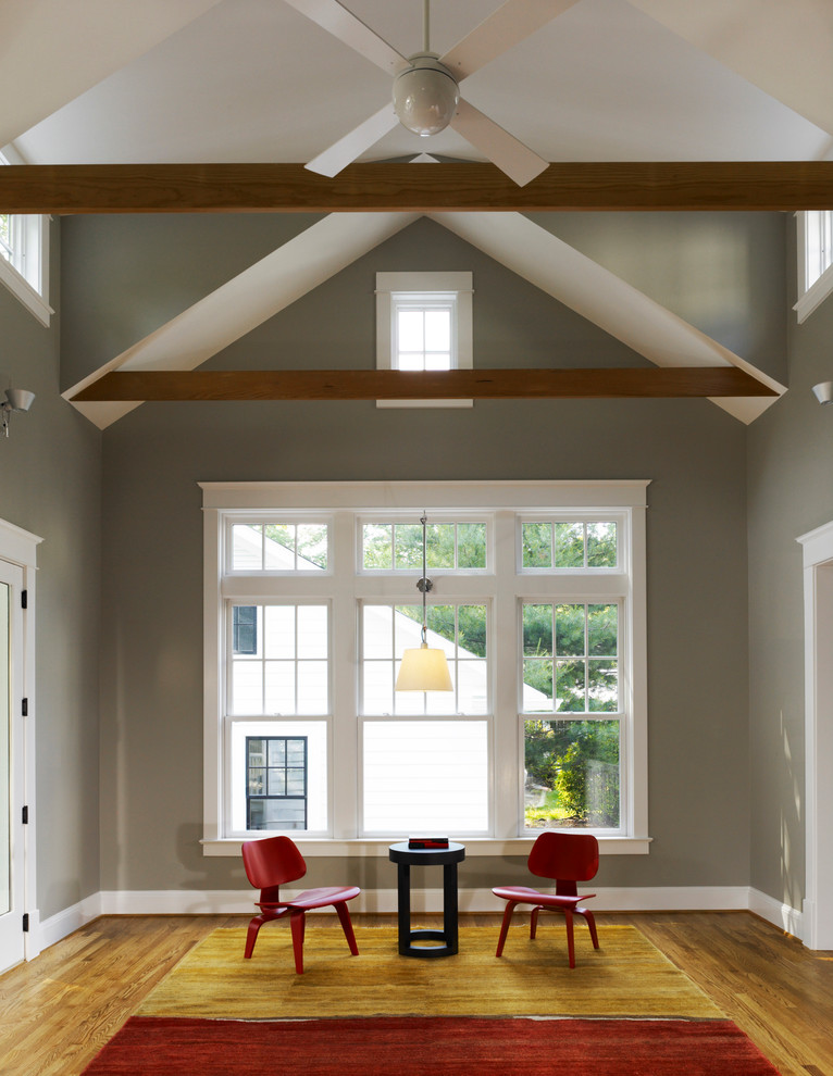 Foto di un soggiorno minimalista con pareti grigie e pavimento in legno massello medio