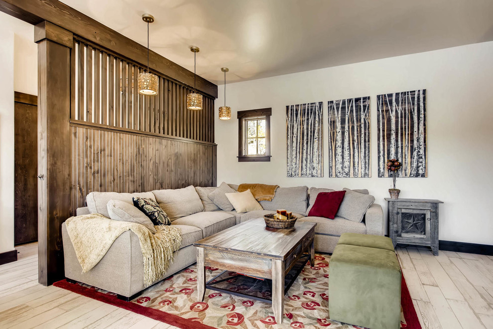 Kleines, Offenes Uriges Wohnzimmer mit Porzellan-Bodenfliesen, TV-Wand und weißem Boden in Denver