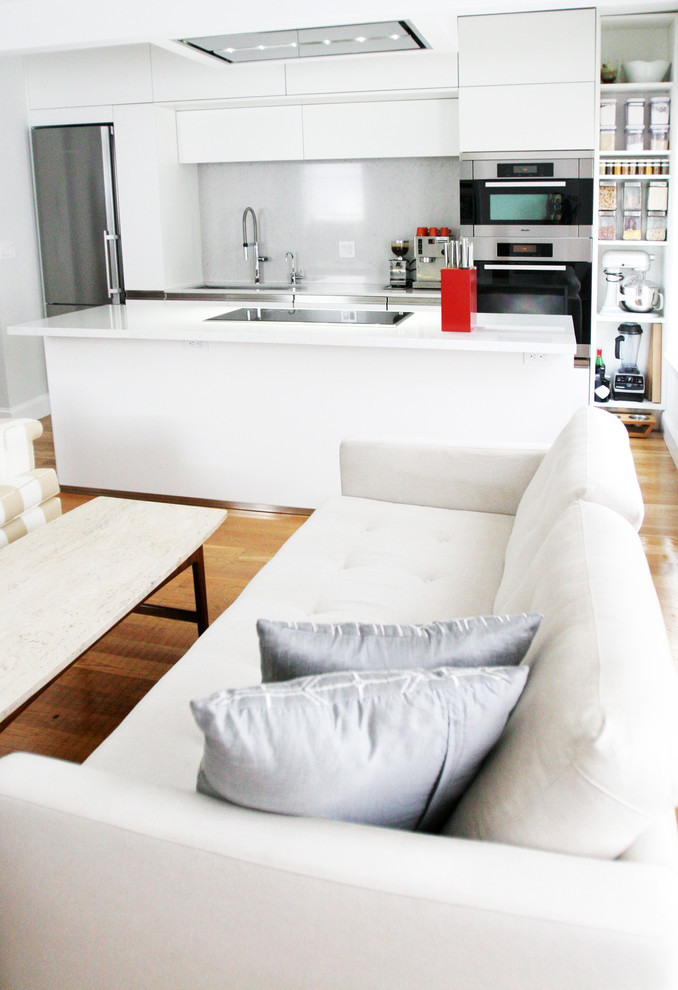 Kleines, Fernseherloses, Offenes Modernes Wohnzimmer mit grauer Wandfarbe und braunem Holzboden in Boston