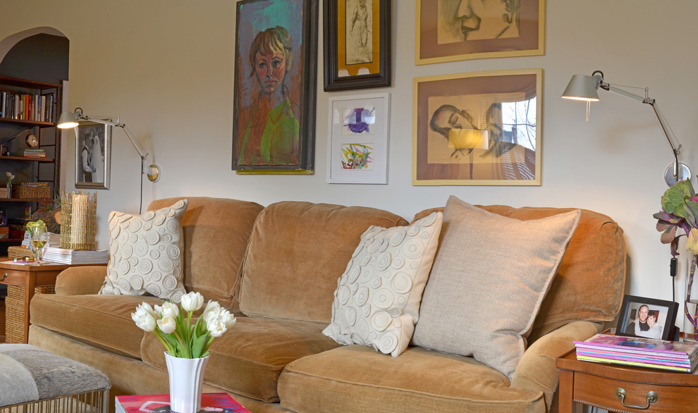 Immagine di un soggiorno eclettico di medie dimensioni con pareti bianche, pavimento in legno massello medio, camino classico, cornice del camino in mattoni e TV autoportante