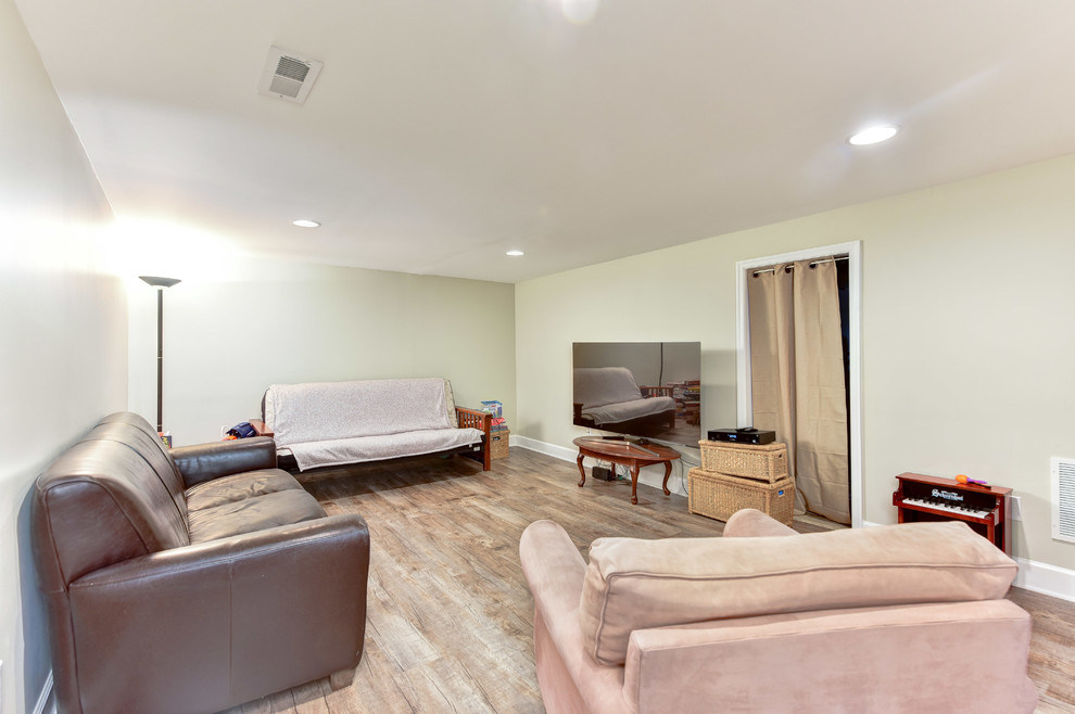 Immagine di un soggiorno chic di medie dimensioni e chiuso con pareti beige e TV autoportante