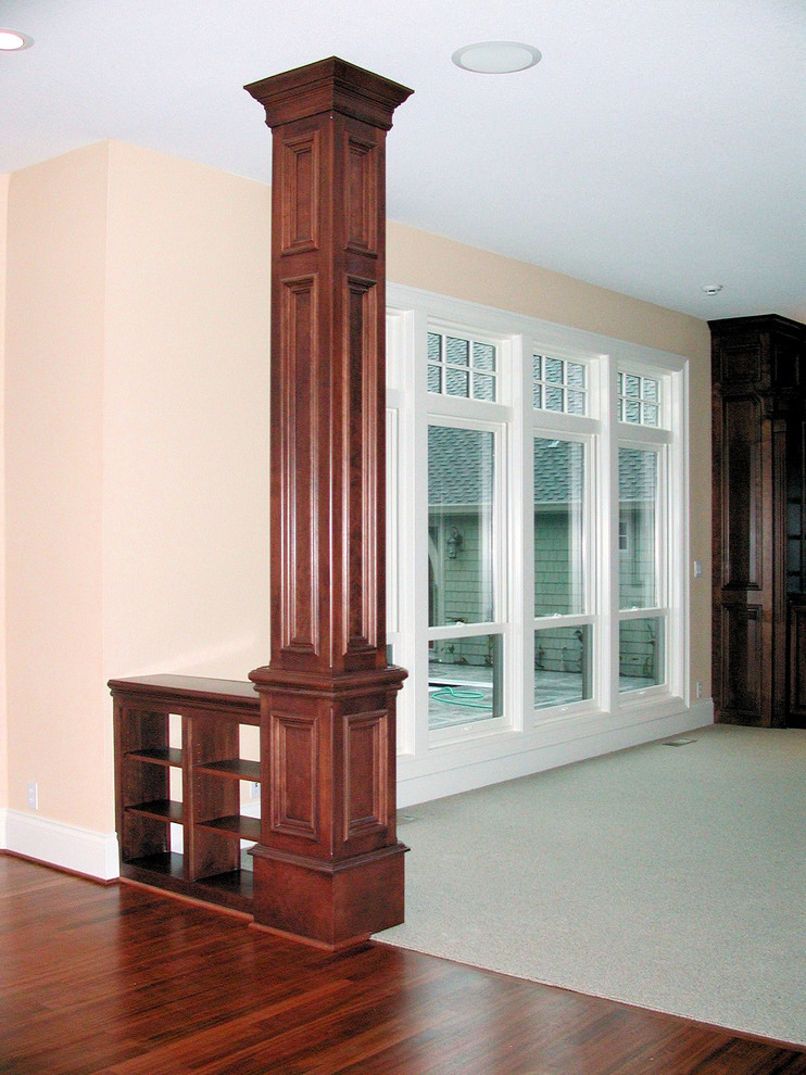 На фото: гостиная комната в классическом стиле с бежевыми стенами и ковровым покрытием без камина