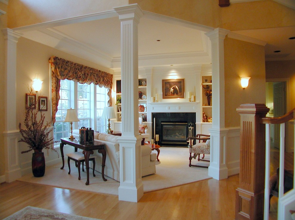 Bild på ett mellanstort vintage separat vardagsrum, med ett finrum, beige väggar, ljust trägolv, en standard öppen spis, en spiselkrans i trä och brunt golv