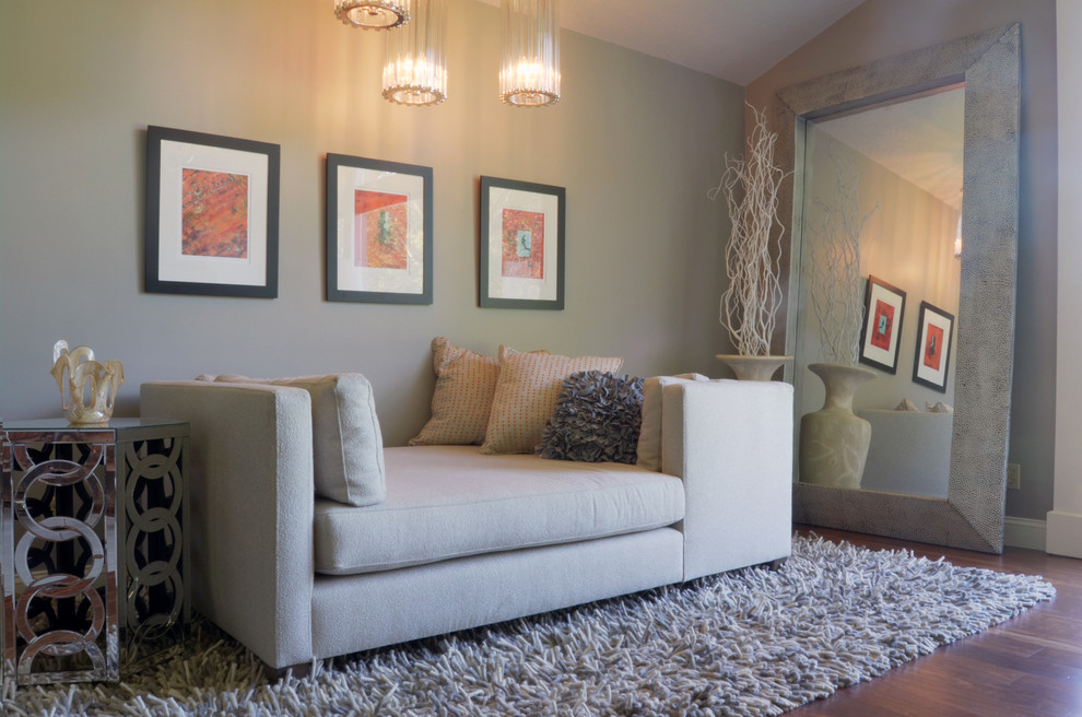Foto de salón para visitas abierto actual de tamaño medio sin chimenea y televisor con paredes grises, suelo de madera en tonos medios y suelo marrón