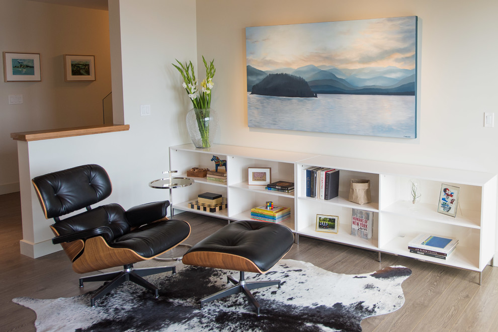 Bild på ett stort funkis vardagsrum, med vita väggar, en standard öppen spis, en spiselkrans i trä och en väggmonterad TV