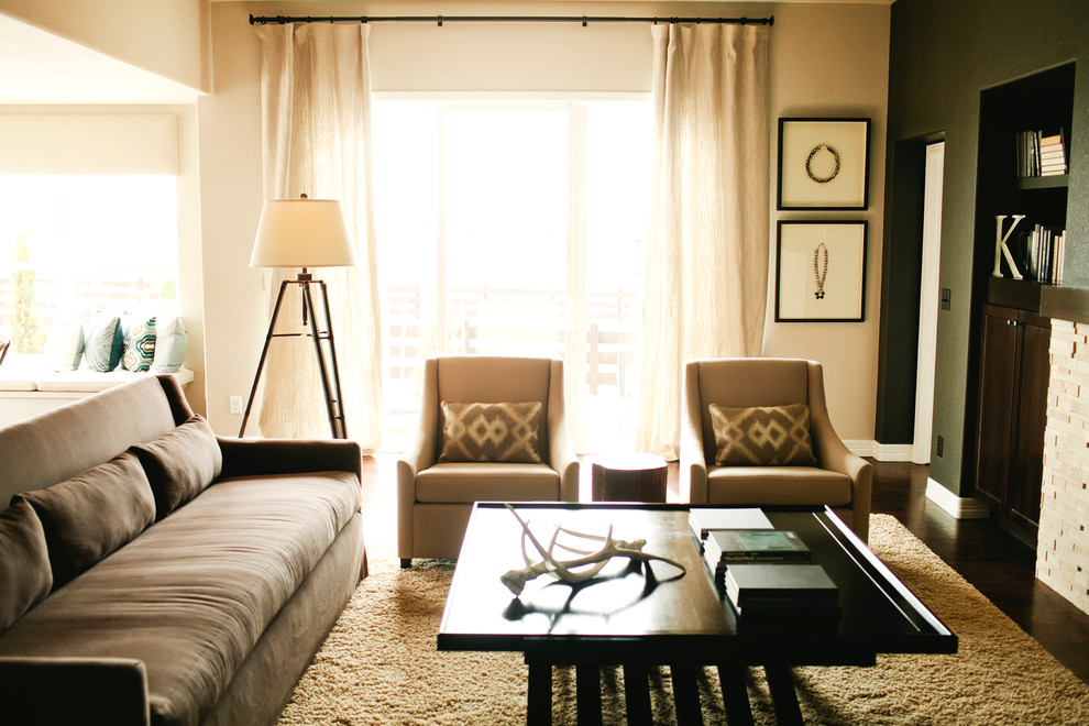 Foto di un soggiorno chic di medie dimensioni e aperto con pareti beige, parquet scuro, camino classico, cornice del camino in pietra e TV a parete