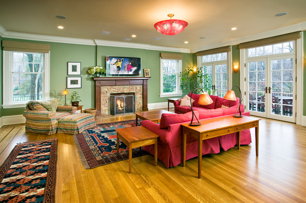 Пример оригинального дизайна: гостиная комната в классическом стиле с зелеными стенами
