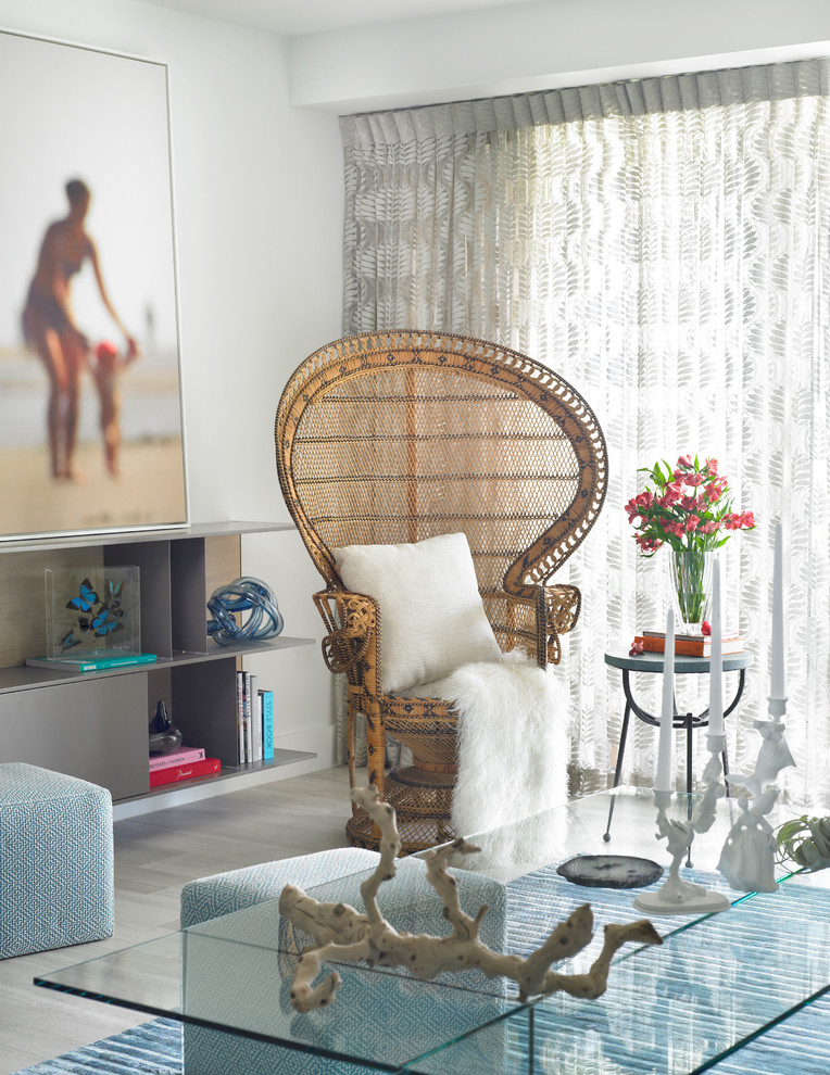Esempio di un soggiorno stile marinaro con pareti bianche e parquet chiaro