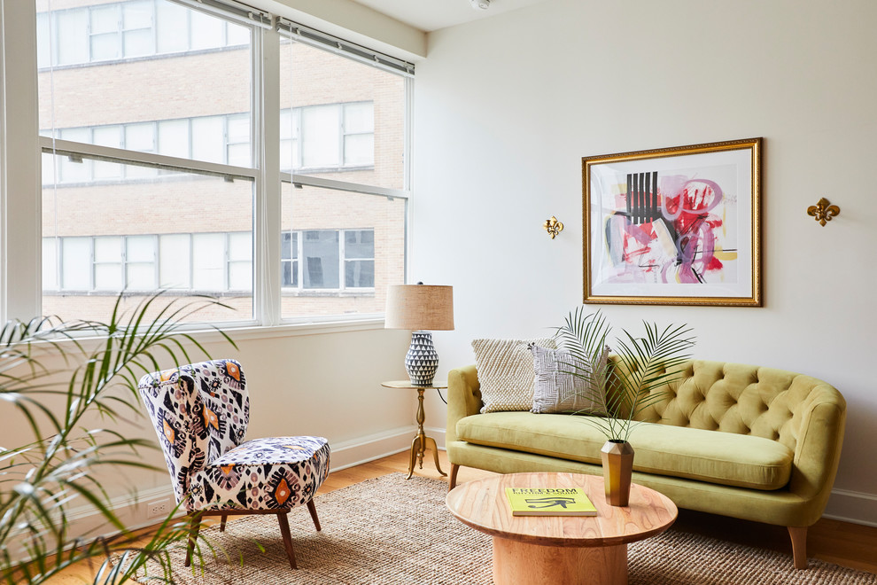 Immagine di un soggiorno boho chic con pareti bianche, pavimento in legno massello medio e pavimento marrone
