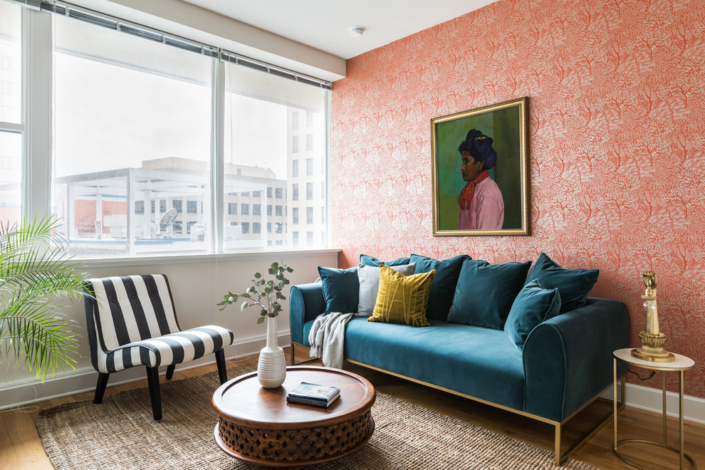 Kleines Eklektisches Wohnzimmer mit roter Wandfarbe und hellem Holzboden in New Orleans
