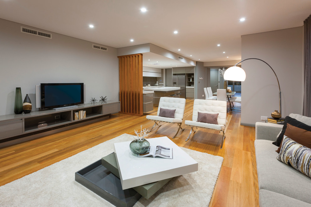 Mittelgroßes, Offenes Modernes Wohnzimmer mit grauer Wandfarbe, hellem Holzboden und freistehendem TV in Perth