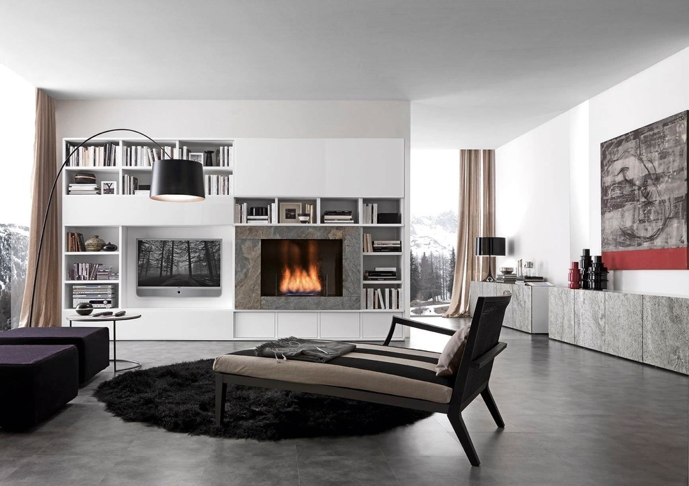 Идея дизайна: большая открытая гостиная комната:: освещение в стиле модернизм с белыми стенами, бетонным полом, стандартным камином, фасадом камина из металла, телевизором на стене и серым полом