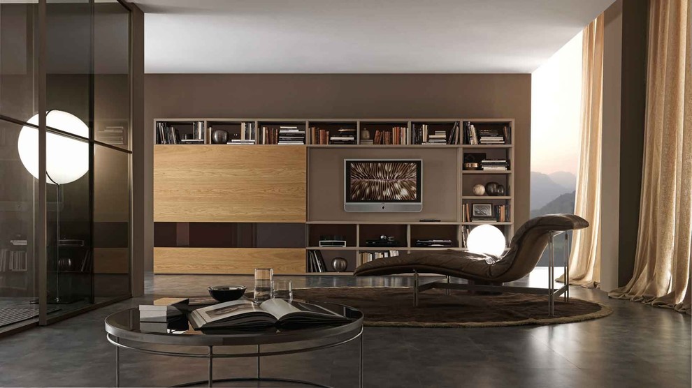 Exempel på ett stort modernt loftrum, med ett finrum, en väggmonterad TV, bruna väggar, betonggolv och grått golv