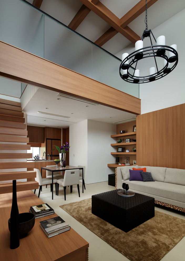 Пример оригинального дизайна: открытая гостиная комната в современном стиле с белыми стенами и бежевым полом