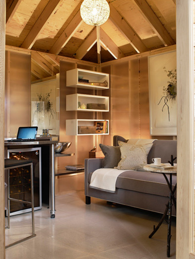 Стильный дизайн: маленькая открытая гостиная комната в современном стиле с пробковым полом и бежевыми стенами без камина для на участке и в саду - последний тренд