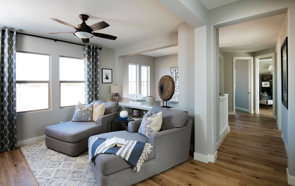 Idee per un piccolo soggiorno minimal con sala formale, pareti grigie, parquet chiaro e pavimento beige