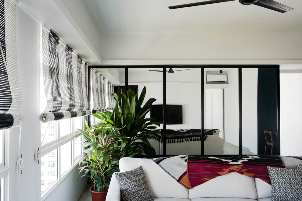 Idee per un soggiorno minimal di medie dimensioni e stile loft con pareti bianche, pavimento in cemento, TV a parete e pavimento grigio