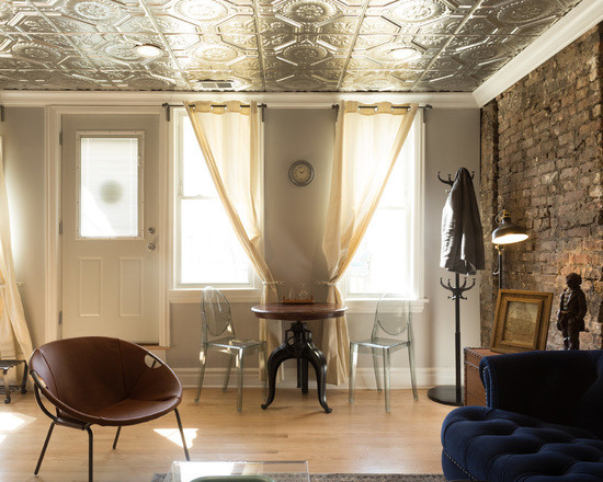 Imagen de salón para visitas cerrado ecléctico de tamaño medio sin chimenea y televisor con paredes beige y suelo de madera en tonos medios