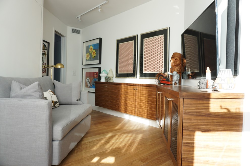 Idéer för ett mellanstort modernt separat vardagsrum, med ett finrum, vita väggar, ljust trägolv, en standard öppen spis, en spiselkrans i gips och brunt golv