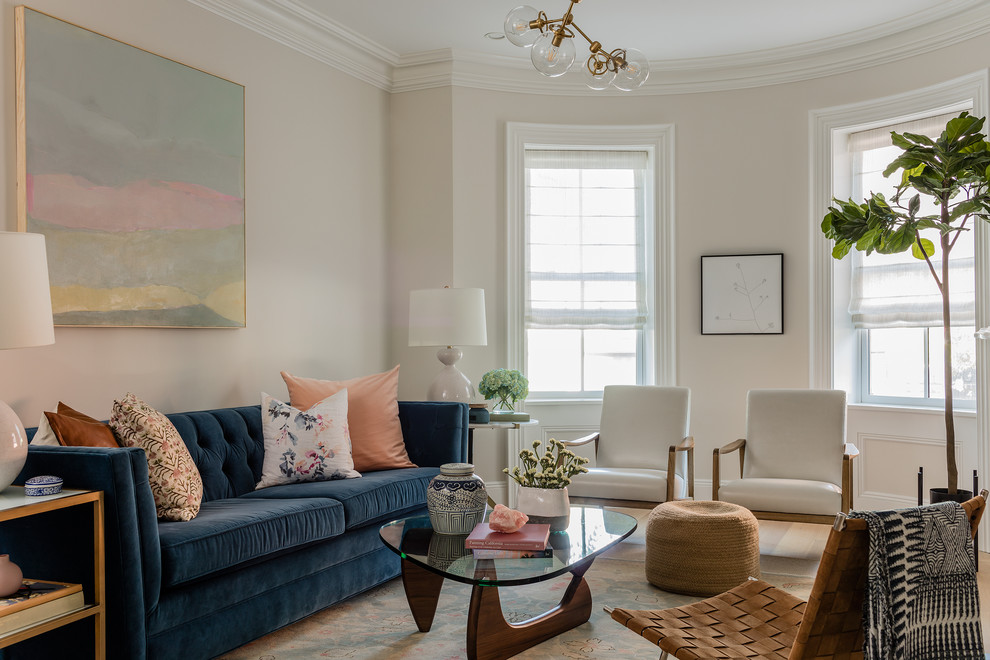 Klassisches Wohnzimmer mit beiger Wandfarbe, hellem Holzboden und beigem Boden in Boston