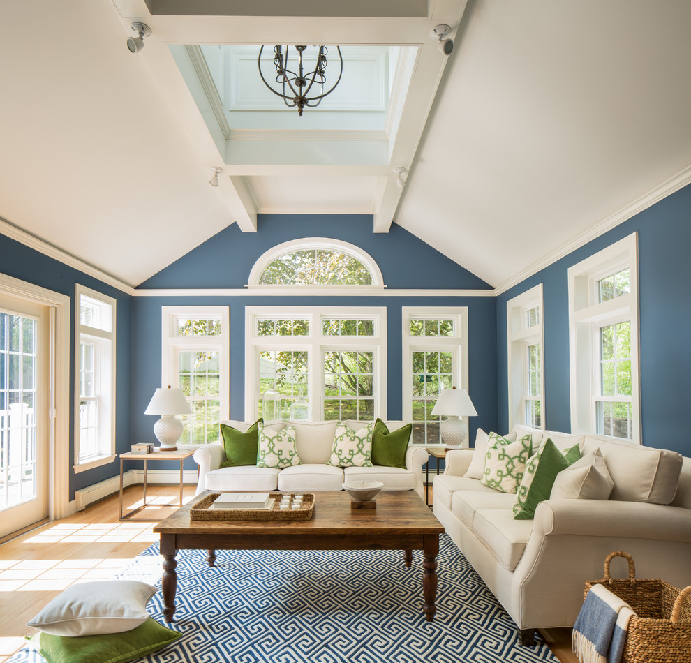 Repräsentatives, Großes, Fernseherloses, Abgetrenntes Klassisches Wohnzimmer ohne Kamin mit hellem Holzboden und blauer Wandfarbe in Boston