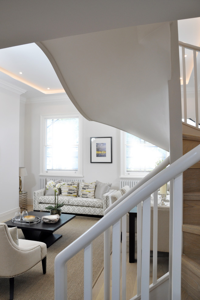 Immagine di un soggiorno tradizionale di medie dimensioni e aperto con sala formale, pareti beige e pavimento in legno massello medio