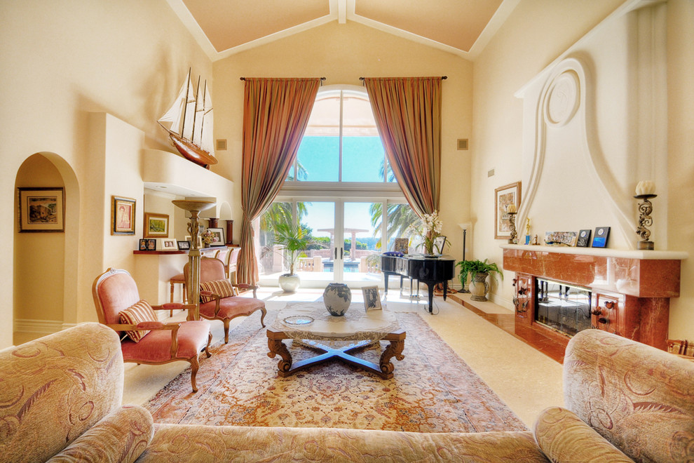 Стильный дизайн: большая гостиная комната в классическом стиле с музыкальной комнатой, бежевыми стенами и красивыми шторами - последний тренд