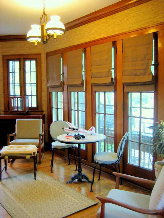 Immagine di un soggiorno chic di medie dimensioni e chiuso con sala formale, pareti beige e pavimento in legno massello medio
