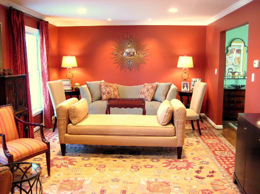 Idéer för ett mellanstort eklektiskt separat vardagsrum, med ett finrum, röda väggar, mellanmörkt trägolv och brunt golv