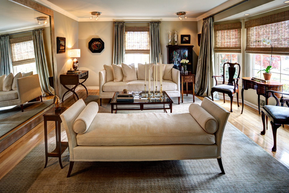 Idee per un soggiorno tradizionale di medie dimensioni con sala formale, pareti grigie, parquet chiaro e pavimento marrone