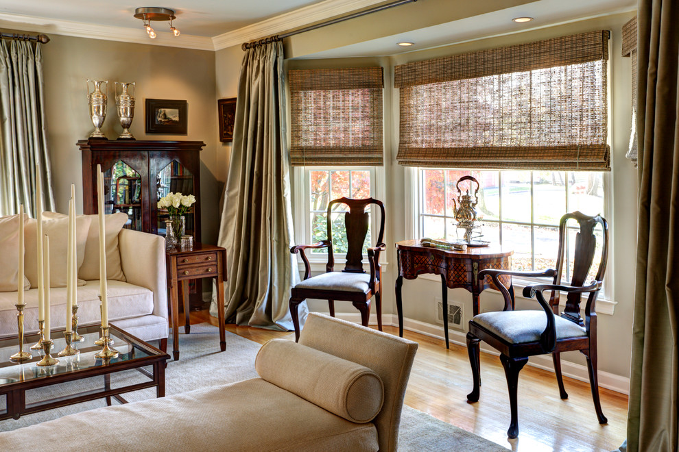 Esempio di un soggiorno tradizionale con pareti beige, sala formale, parquet chiaro e pavimento marrone