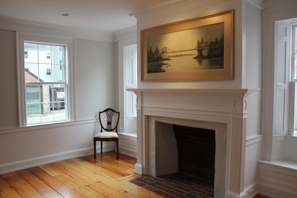 Repräsentatives, Fernseherloses, Abgetrenntes Klassisches Wohnzimmer mit weißer Wandfarbe, hellem Holzboden, Kamin und verputzter Kaminumrandung in Boston