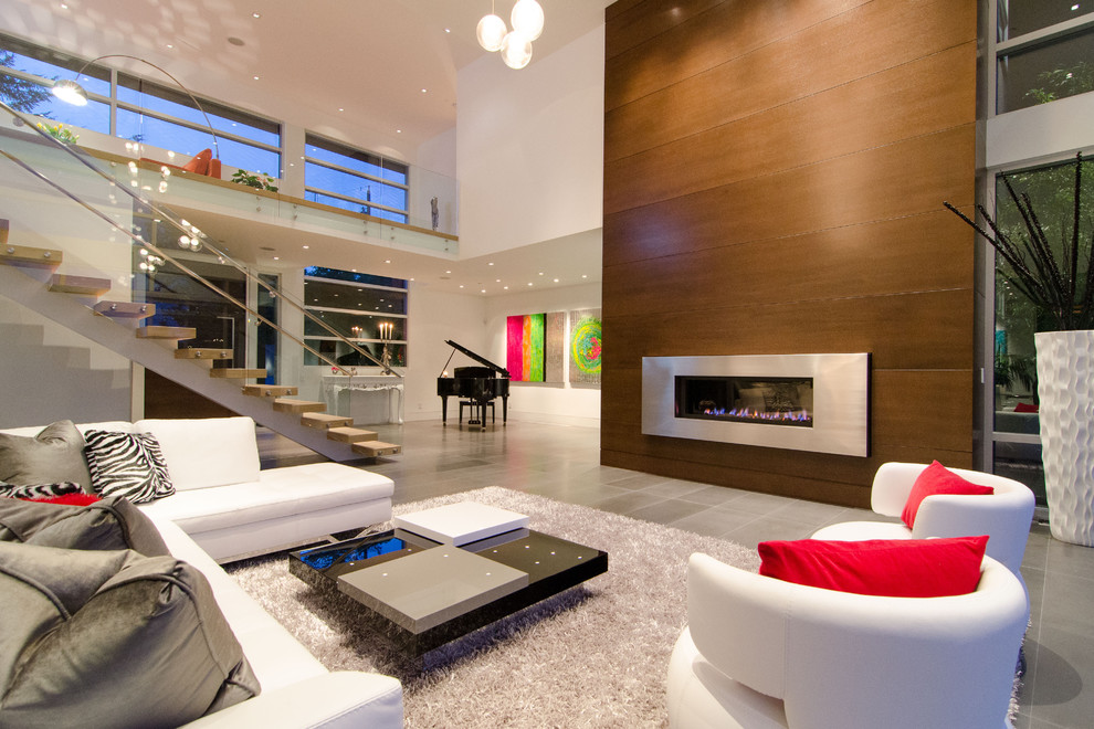 На фото: огромная открытая гостиная комната в современном стиле с горизонтальным камином без телевизора