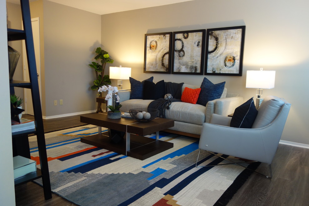 Immagine di un soggiorno minimal di medie dimensioni e chiuso con pareti beige e parquet scuro