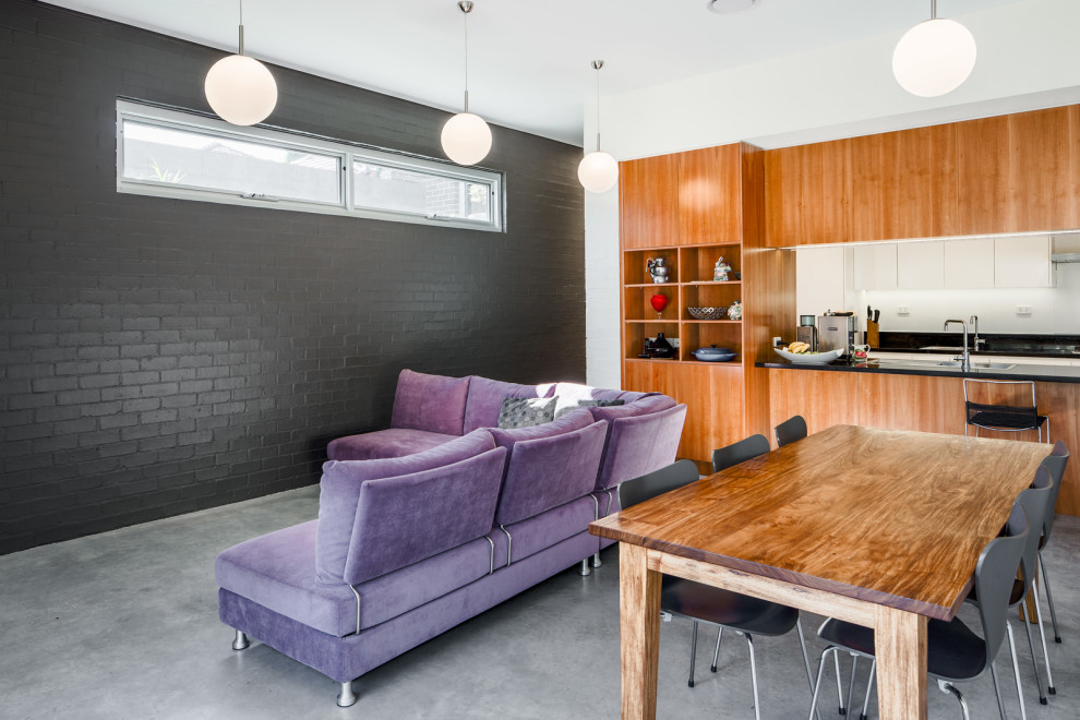 Mittelgroßes, Offenes Modernes Wohnzimmer ohne Kamin mit weißer Wandfarbe, Betonboden, grauem Boden und Ziegelwänden in Newcastle - Maitland