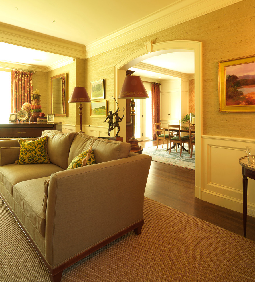 Immagine di un grande soggiorno chic aperto con sala formale, pareti beige, moquette, nessun camino e nessuna TV
