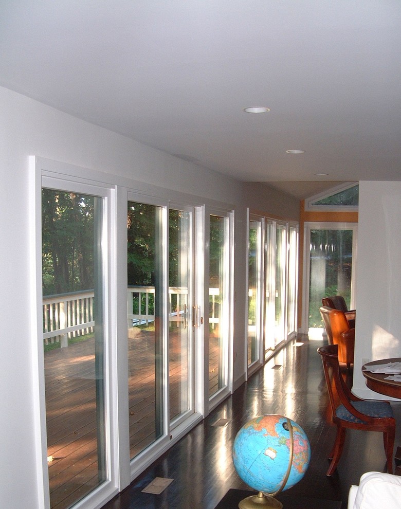 Concord Update Window Wall Moderne Salon Boston par Copper