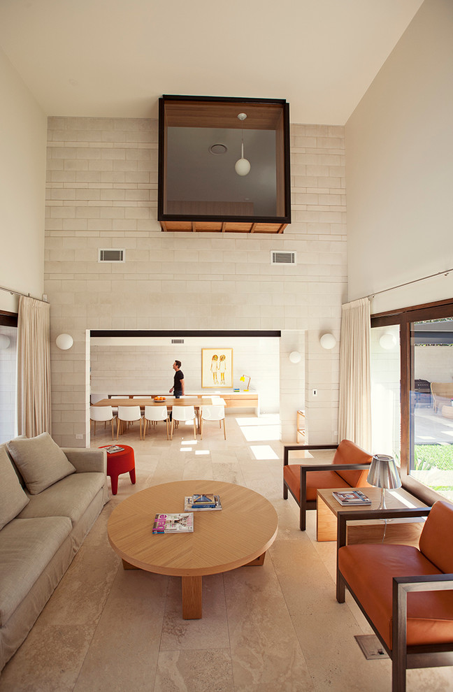 Exempel på ett mycket stort modernt loftrum, med grå väggar, travertin golv, ett finrum, en bred öppen spis och en fristående TV
