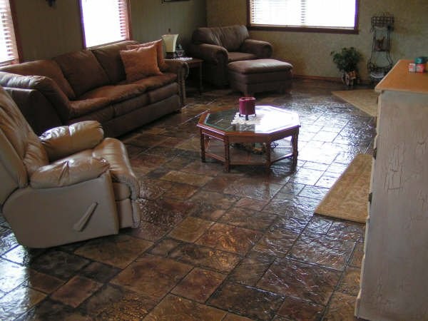 Diseño de salón para visitas cerrado de estilo americano de tamaño medio sin chimenea y televisor con paredes beige, suelo de cemento y suelo marrón