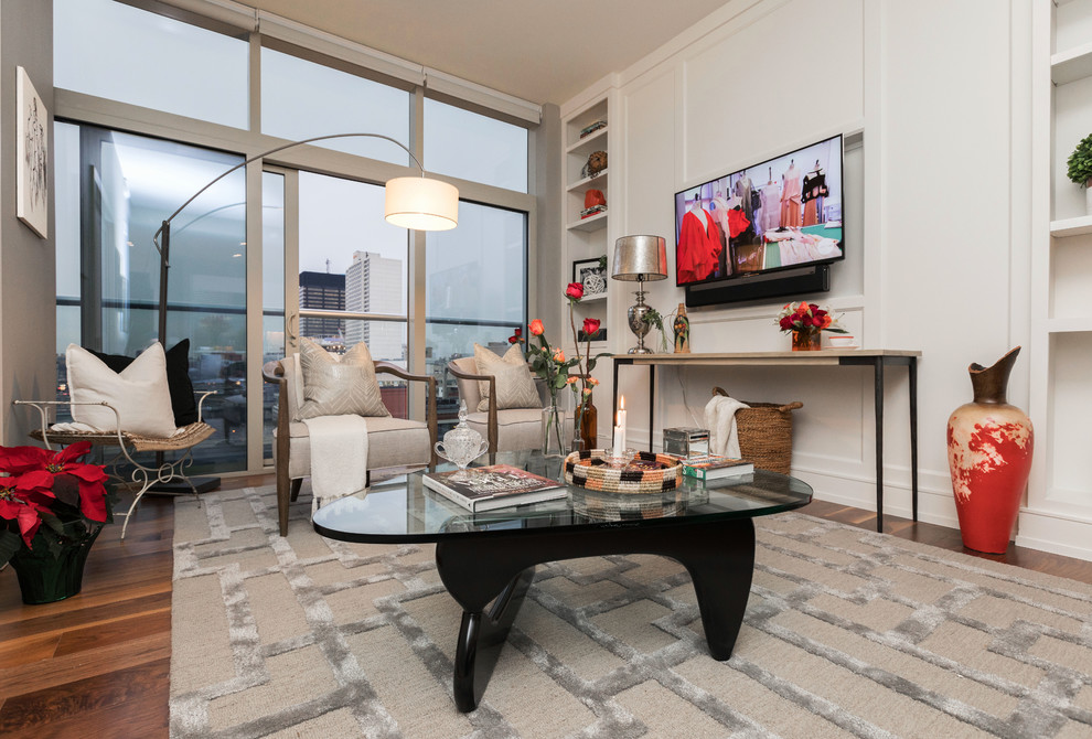 Foto di un piccolo soggiorno boho chic aperto con sala formale, pareti bianche, pavimento in legno massello medio, TV a parete e pavimento marrone