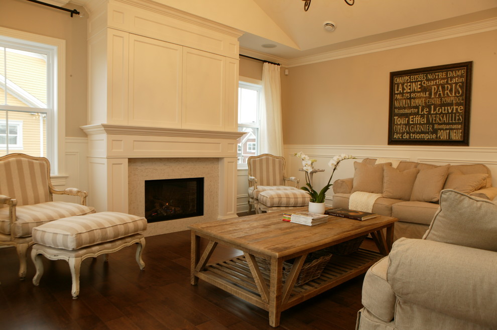 Exempel på ett klassiskt vardagsrum, med beige väggar