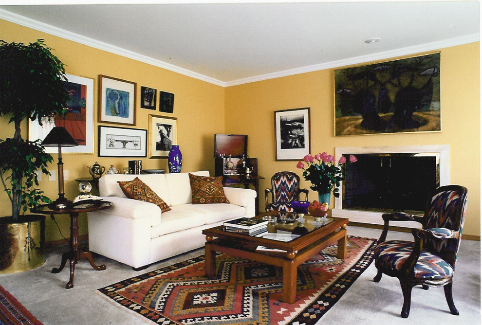 Стильный дизайн: парадная, изолированная гостиная комната среднего размера в стиле фьюжн с желтыми стенами, ковровым покрытием и стандартным камином - последний тренд