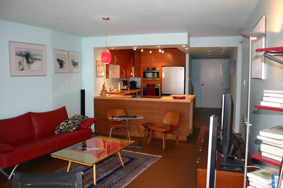 Foto di un piccolo soggiorno minimal aperto con pareti blu, pavimento in sughero e nessuna TV