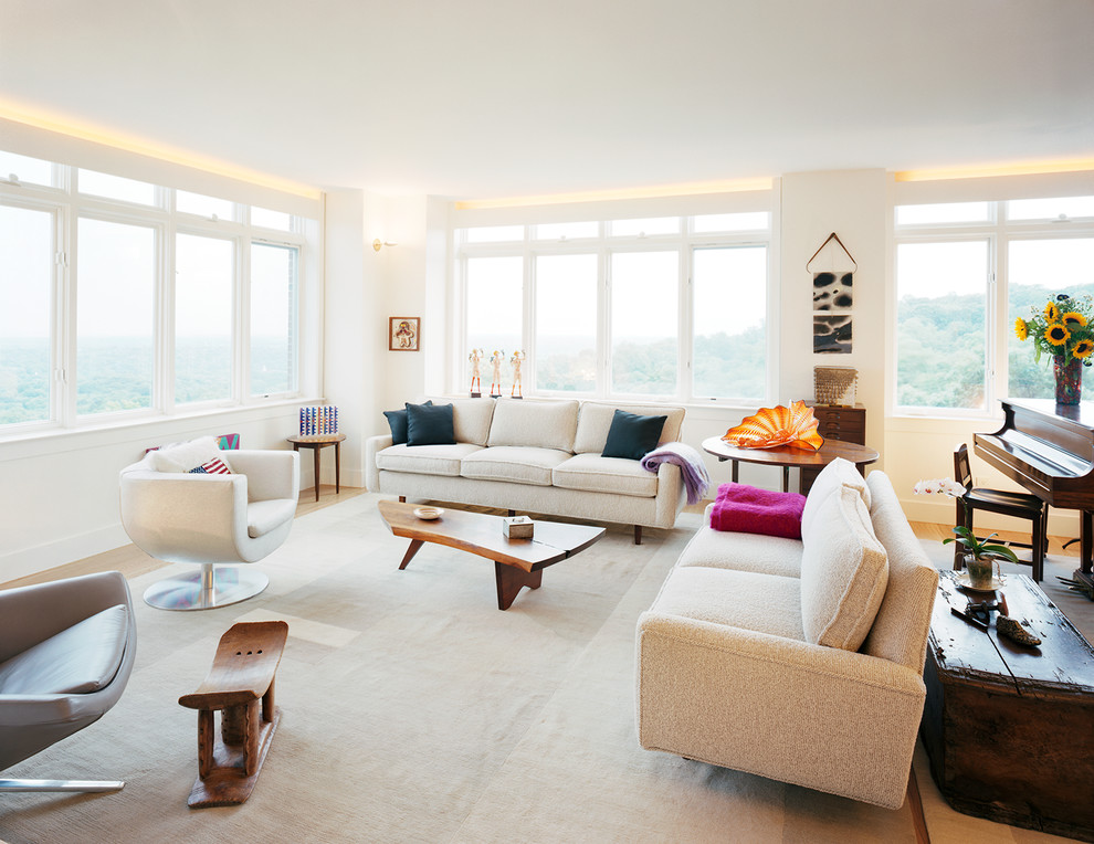 Пример оригинального дизайна: большая открытая гостиная комната в стиле модернизм с белыми стенами и светлым паркетным полом без телевизора