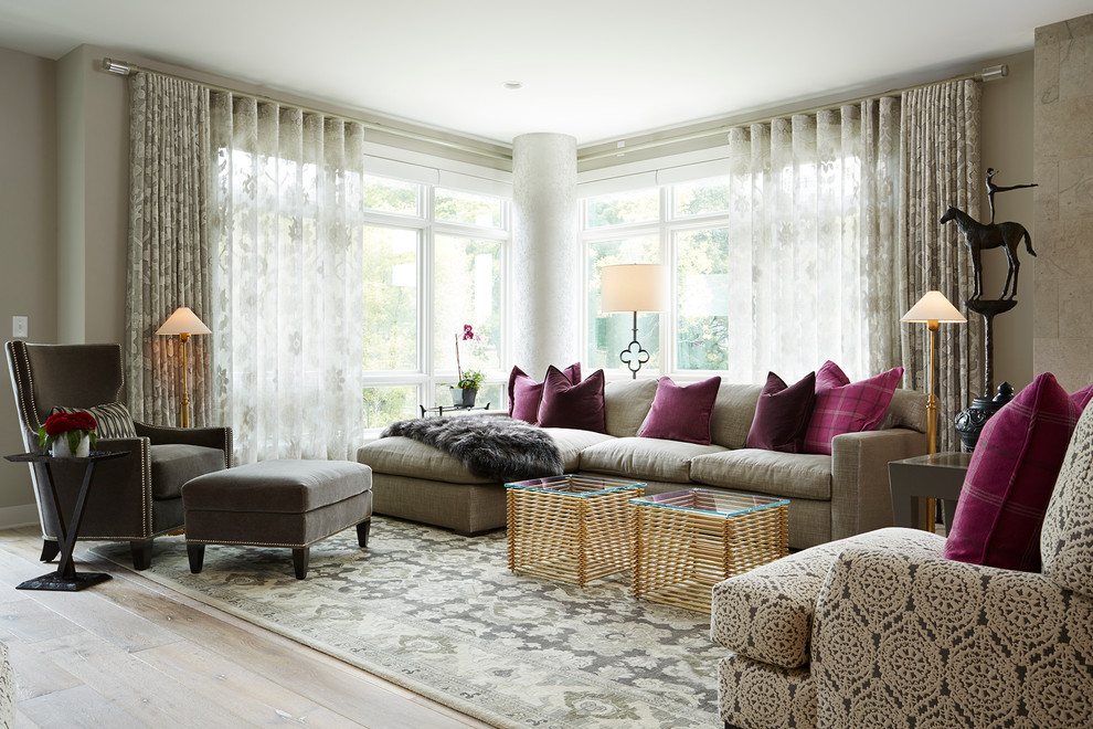 Repräsentatives, Fernseherloses Klassisches Wohnzimmer mit grauer Wandfarbe, braunem Holzboden und Kaminumrandung aus Stein in Minneapolis