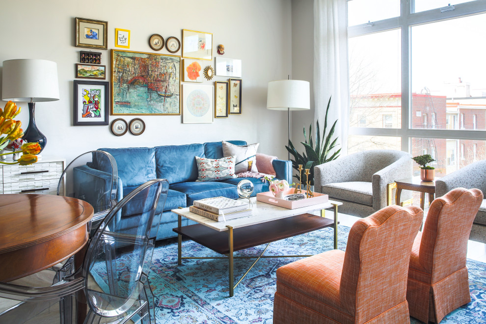 Offenes Eklektisches Wohnzimmer mit grauer Wandfarbe und braunem Boden in Washington, D.C.