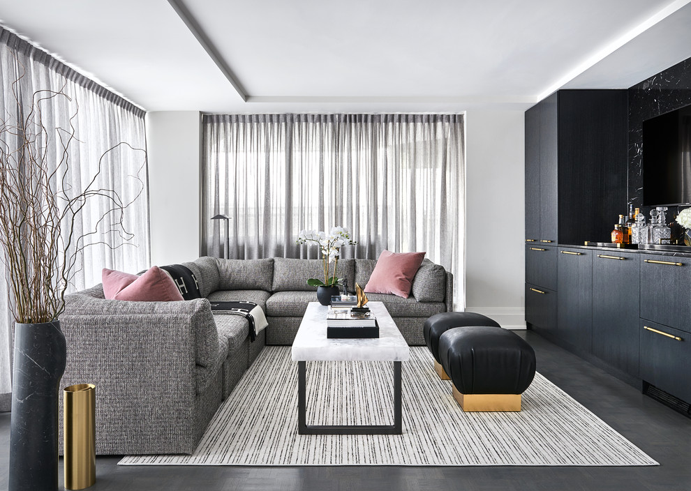 Mittelgroßes, Offenes Modernes Wohnzimmer ohne Kamin mit Hausbar, weißer Wandfarbe, TV-Wand, grauem Boden und Vinylboden in Toronto