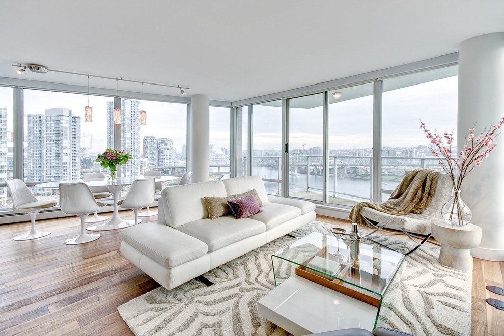 Modernes Wohnzimmer mit hellem Holzboden in Vancouver